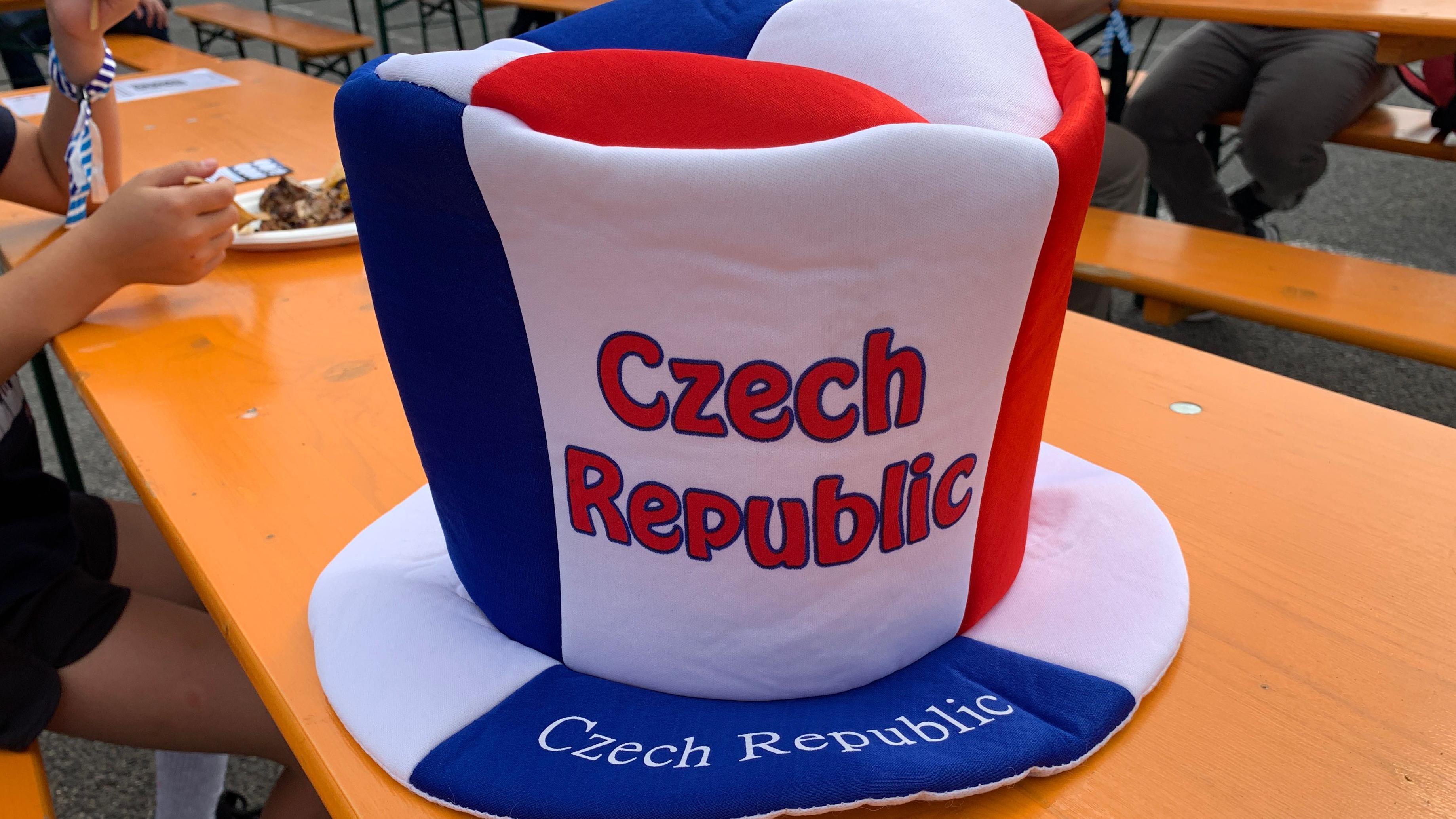 BBC u fan zoni Evrobasketa: Stopiranje, podrška iz dijaspore i burger na vatri 3 Kapa sa u bojama češke zastave