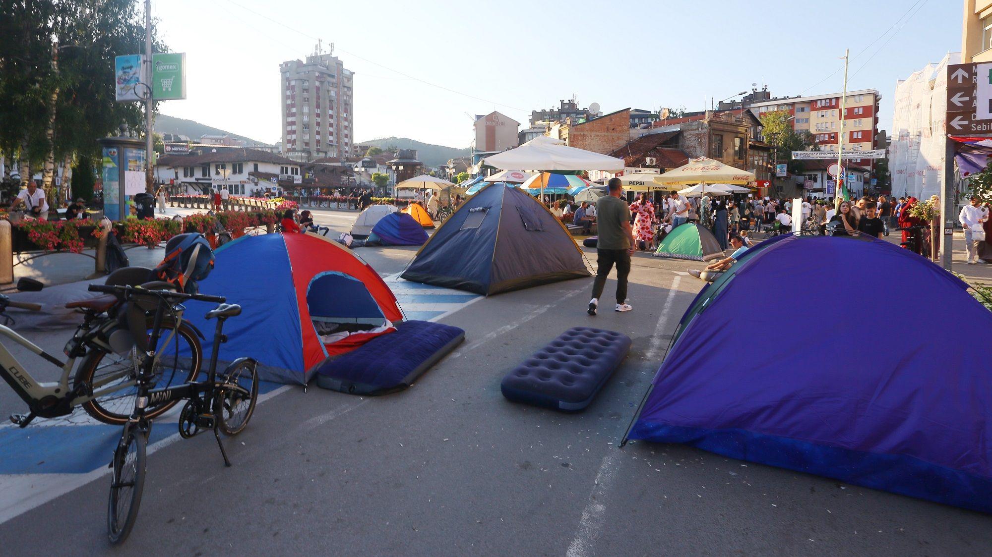 Foto priča iz Novog Pazara: Blokadom traže puštanje svih privedenih na slobodu 3 Šatori u glavnoj ulici u Novom Pazaru