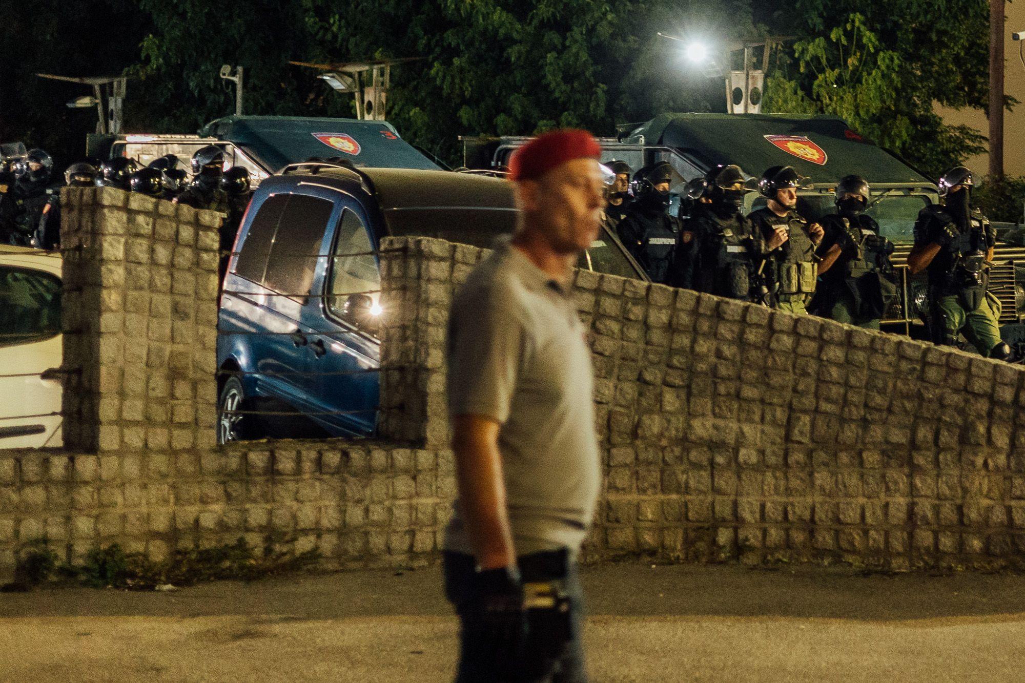 U fotografijama: Protest u Valjevu okončan neredima 6 Žandarmerija je ostala u dvorištu