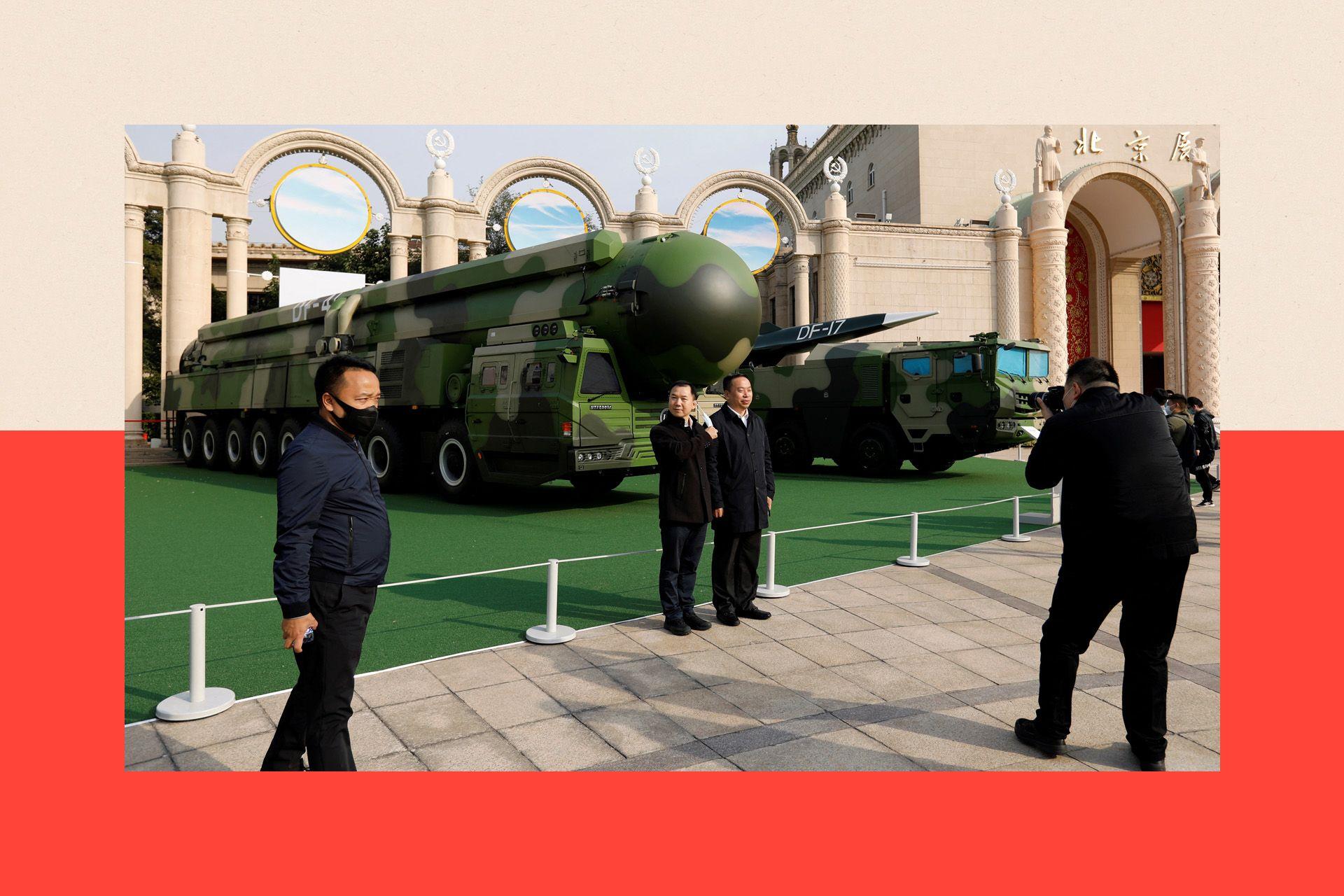 Superoružje za koje Putin tvrdi da mete pretvara u pepeo i prah 3 Posetioci u Pekingu pored vojnih vozila naoružanih raketama, među kojima je i hipersonična DF-17