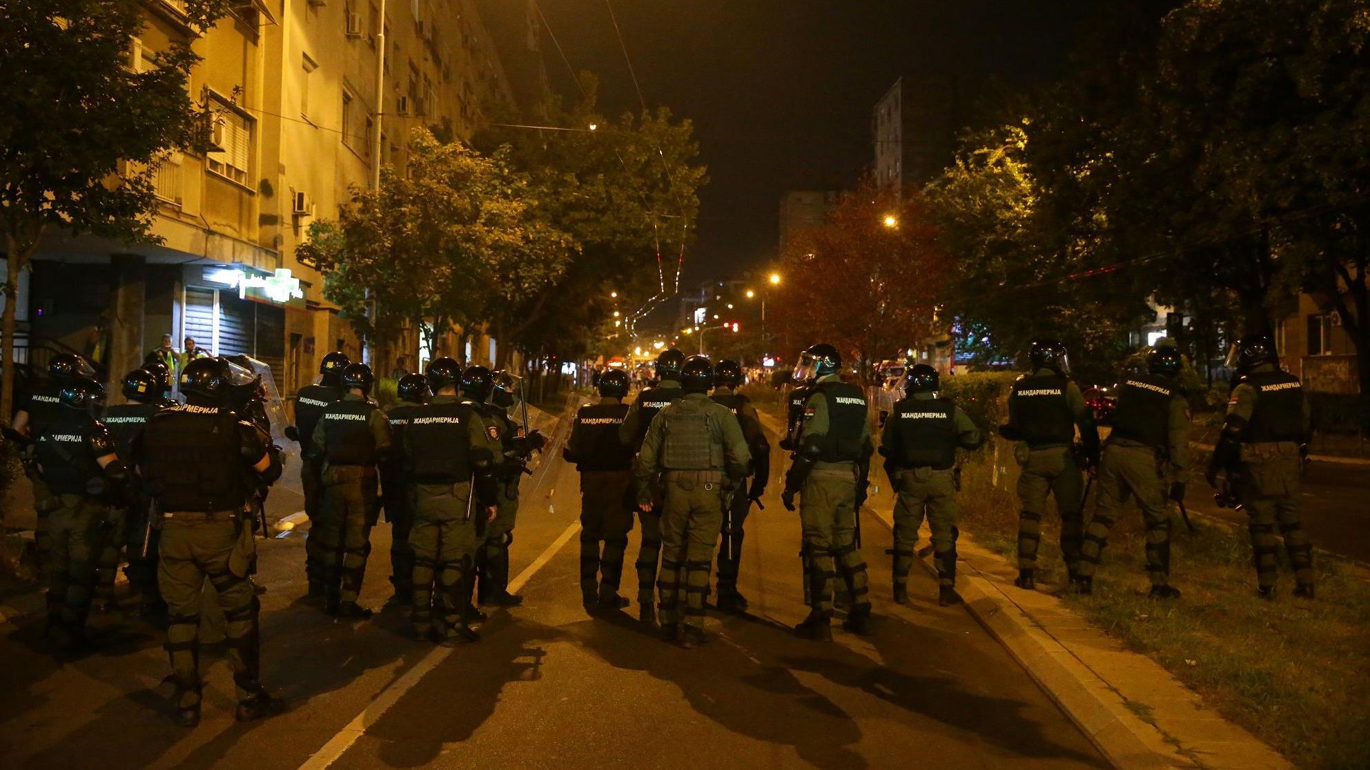 Novi neredi u Srbiji, podrška studentkinji Nikolini, održana sednica Saveta za nacionalnu bezbednost 9 Policija okrenuta leđima na ulicama noću