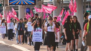 Kanadska vlada je danas primorala avio-kompaniju Er Kanada i sindikat koji zastupa stjuardese na arbitražu, nakon što je njihova obustava rada danas ostavila više od 100.000 putnika širom sveta bez prevoza, tokom vrhunca letnje turističke sezone.