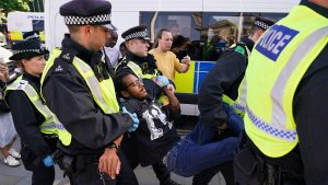 Londonska policija je saopštila da je uhapsila 365 osoba koje su danas protestovale ispred zgrade Britanskog parlamenta, svesno kršeći zakon time što su pružale podršku nedavno zabranjenoj Palestinskoj akciji, proglašenoj za terorističku organizaciju.
