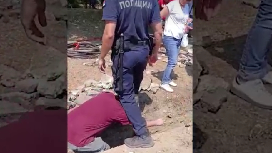 Policija pokušala da privede Ćutu, građani sprečili njegovo hapšenje u Bloku 45 (VIDEO) 1