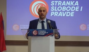  

Na sinoćno prebijanje građana u Valjevu od strane policije reagovao je i Dalibor Jekić, predsednik Izvršnog odbora Stranke slobode i pravde i narodni poslanik te stanke.