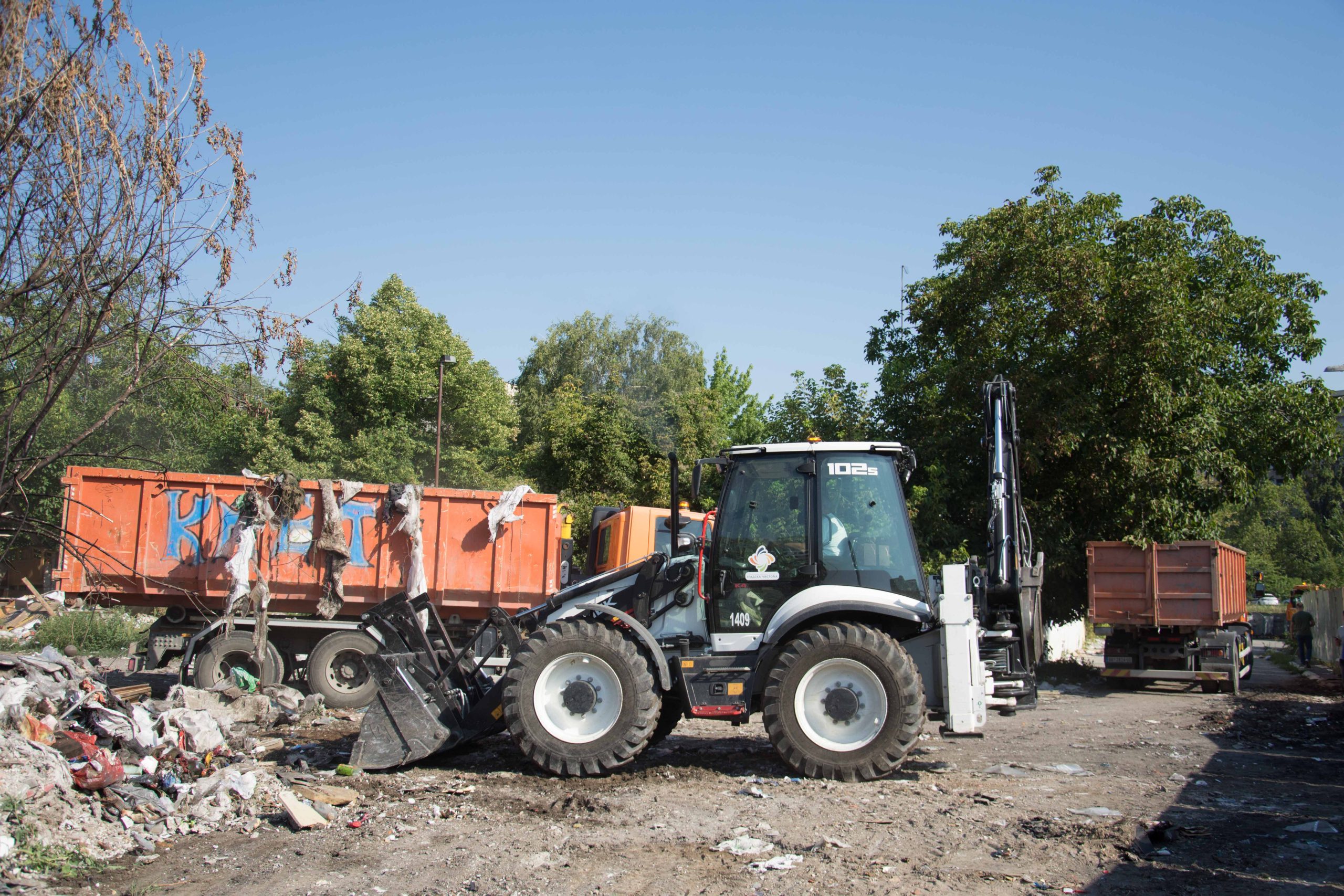 Počelo uklanjanje divlje deponije na Tošinom bunaru, prve od devet na Novom Beogradu 2 Počelo uklanjanje divlje deponije na Tošinom bunaru, prve od devet na Novom Beogradu 2