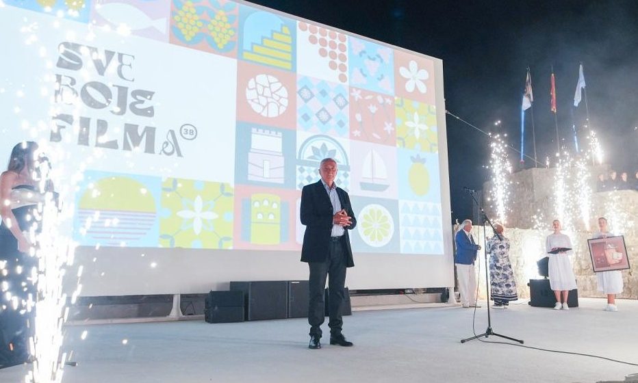 Još sam živ, i ne bih da se izvinjavam zbog toga: Dušan Kovačević primio Nagradu "Milan Žmukić" i proglasio otvorenim 38. Filmski festival Herceg Novi 1