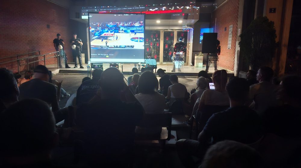 Nakon protesta ispred zatvora na Klisi, organizovano gledanje Srbije na Evrobasketu ispred Filozofskog fakulteta (VIDEO) 1