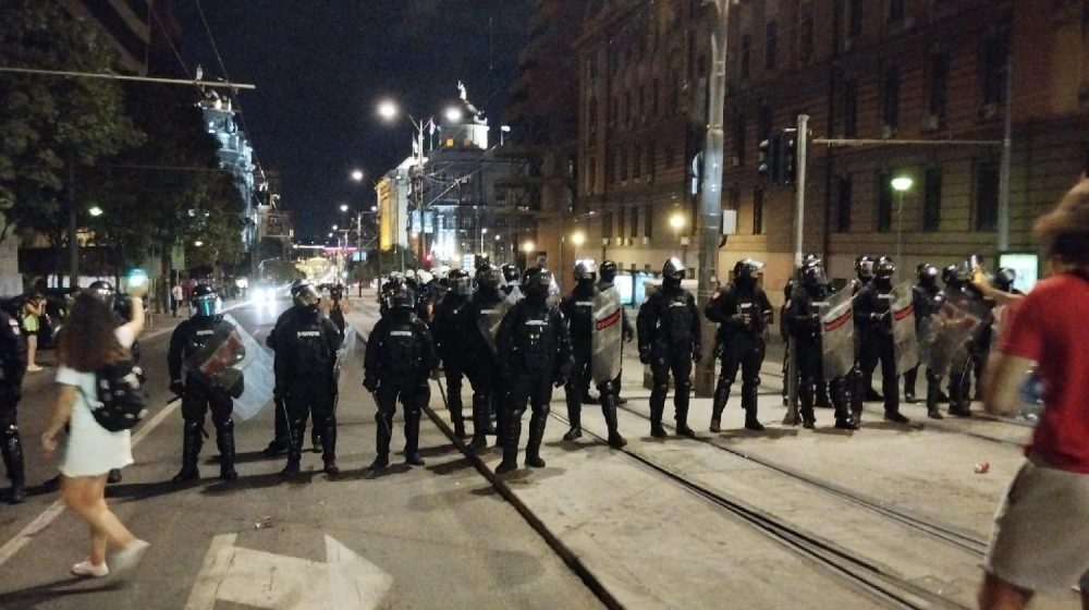 Policija oborila na zemlju biciklistu koji je vozio između dva kordona na protestu u Beogradu (VIDEO) 1