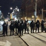 Policija oborila na zemlju biciklistu koji je vozio između dva kordona na protestu u Beogradu (VIDEO) 1