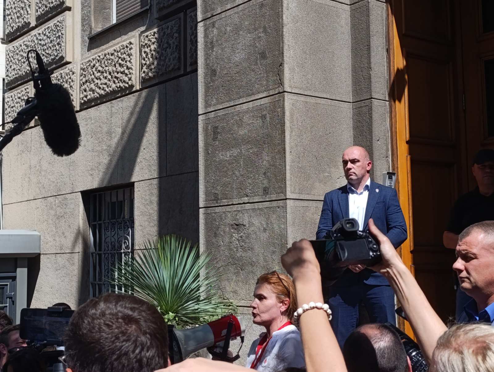 Protest "Sve smo mi Nikolina": Završeno okupljanje ispred Vlade, najavljena predaja zahteva za smenu Marka Krička (FOTO, VIDEO) 3