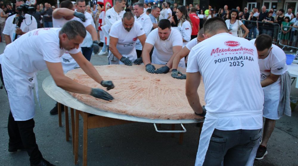 Leskovac opet prvi u svetu: Pljeskavica od 90 kilograma na Roštiljijadi 1