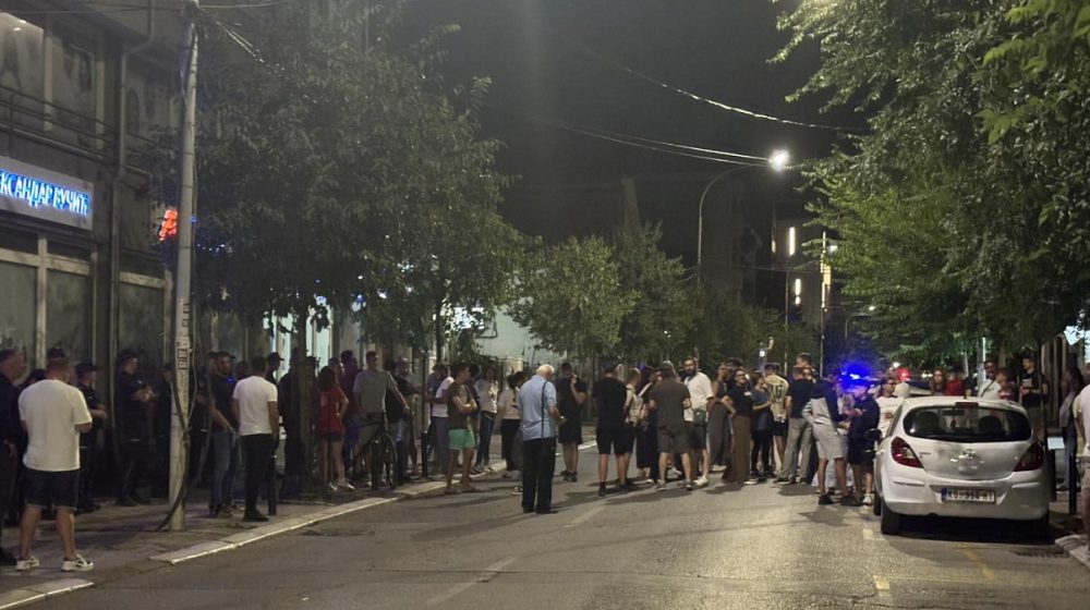 Ruke su vam krvave: Kragujevčani ispred prostorija SNS u glavnoj ulici 1