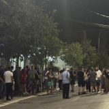 Ruke su vam krvave: Kragujevčani ispred prostorija SNS u glavnoj ulici 14