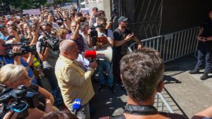 Predsednik Demokratske stranke (DS) Srđan Milivojević pozvao je danas sve koji tvrde da su pretrpeli psihičko ili fizičko nasilje na protestima u Srbiji od strane pripadnika policije da podnesu krivične prijave protiv njih.