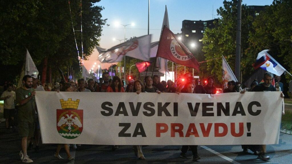 Zborovi građana posetili Vučićevu rezidenciju: Traže raspisivanje izbora, uzvikivali „istraga pa robija“ 2 Zborovi građana posetili Vučićevu rezidenciju: Traže raspisivanje izbora, uzvikivali „istraga pa robija“ 2