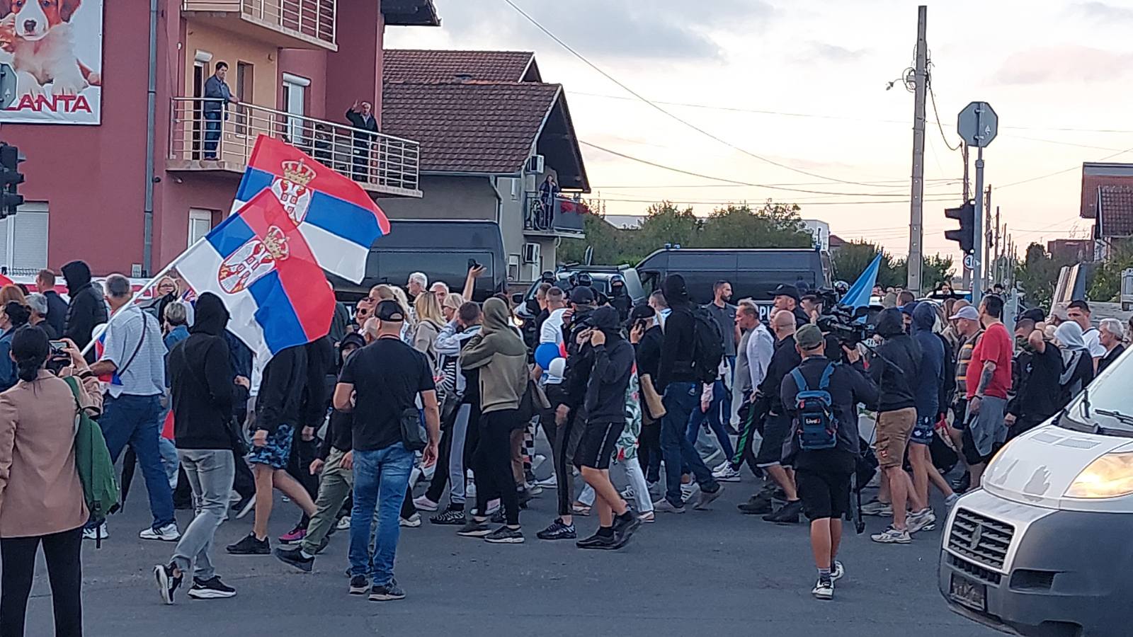 Skupovi protiv blokada: Premijer Macut na skupu u Zemunu, u Novom Sadu došlo do tuče među pristalicama SNS (VIDEO) 3