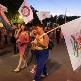 Zborovi građana posetili Vučićevu rezidenciju: Traže raspisivanje izbora, uzvikivali „istraga pa robija“ 4