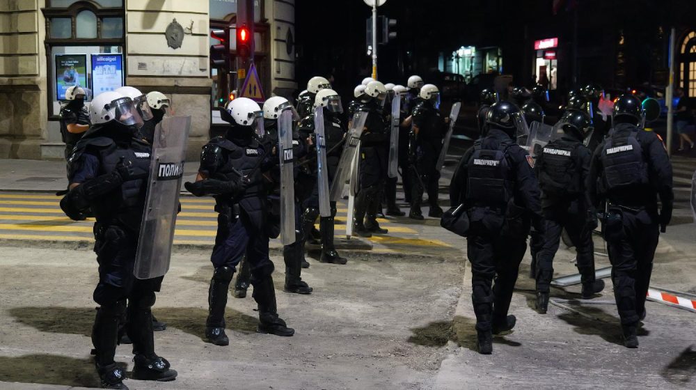 Oglasio se MUP o fotografiji na kojoj policajac udara ženu 1