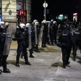 Oglasio se MUP o fotografiji na kojoj policajac udara ženu 4