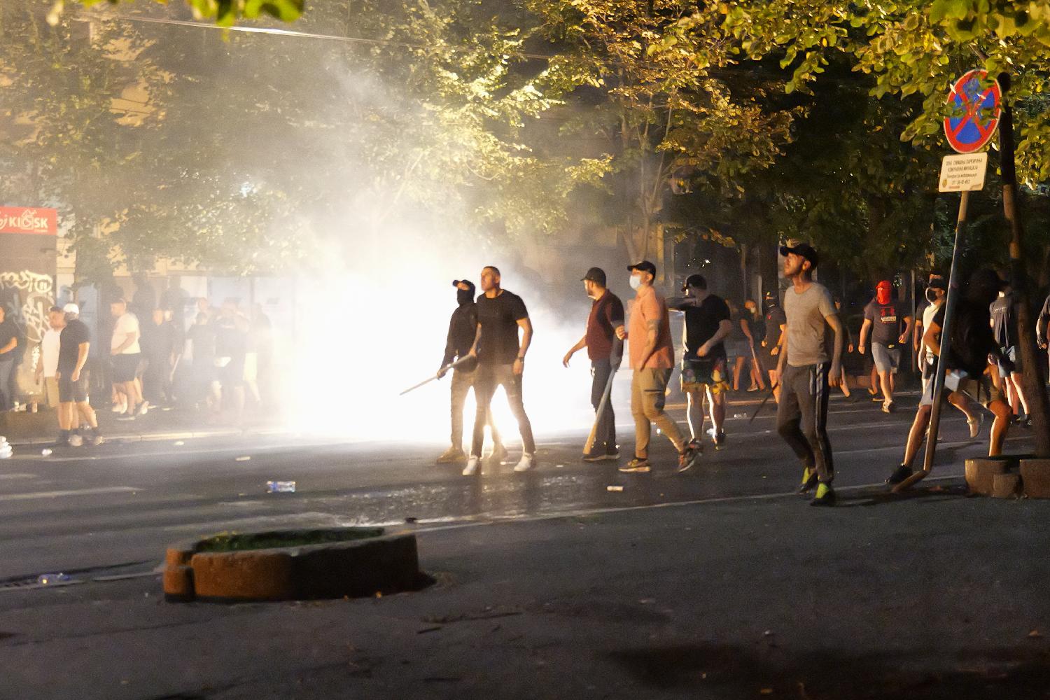 (VIDEO, FOTO) Protest "Večeras pucate po šavovima" širom Srbije: Neredi i incidenti u više gradova, policija rasterivala građane suzavcima, demolirane prostorije SNS u Novom Sadu 6