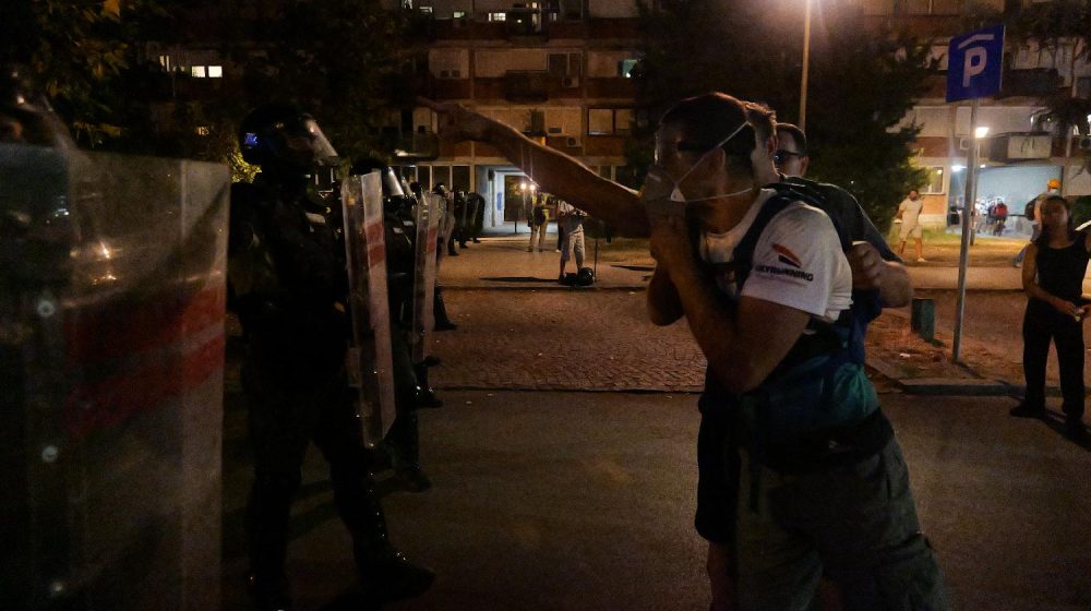 Suzavac pa juriš policije na demonstrante na Novom Beogradu (VIDEO) 1