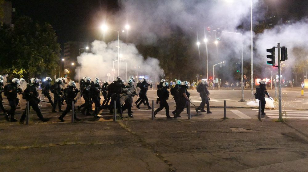UŽIVO (FOTO, VIDEO) Protest "Srbija se umiriti ne može": Na Novom Beogradu policija bacila suzavac i šok bombe, incidenti u Valjevu i Novom Sadu 1