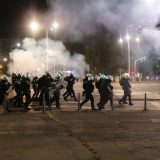 UŽIVO (FOTO, VIDEO) Protest "Srbija se umiriti ne može": Na Novom Beogradu policija bacila suzavac i šok bombe, incidenti u Valjevu i Novom Sadu 6