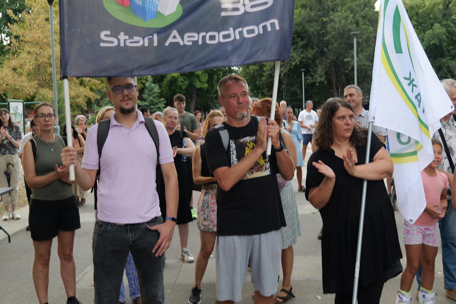 "Ako se žalimo, dovedu policiju umesto dijaloga": Blokovski zborovi na Savskom nasipu (FOTO) 4 "Ako se žalimo, dovedu policiju umesto dijaloga": Blokovski zborovi na Savskom nasipu (FOTO) 4