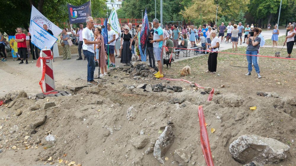 "Ako se žalimo, dovedu policiju umesto dijaloga": Blokovski zborovi na Savskom nasipu (FOTO) 1
