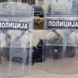 Nova.rs objavila snimak tuče ispred Marakane koji MUP „krije”: Policajci beže, padaju jedni preko drugih, navijači ih tuku 4