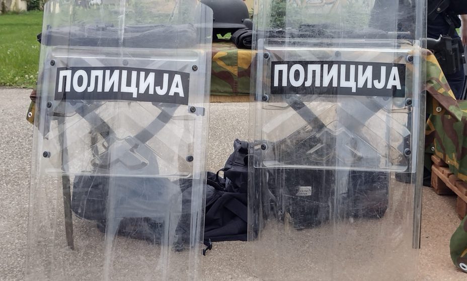 Nova.rs objavila snimak tuče ispred Marakane koji MUP „krije”: Policajci beže, padaju jedni preko drugih, navijači ih tuku 1