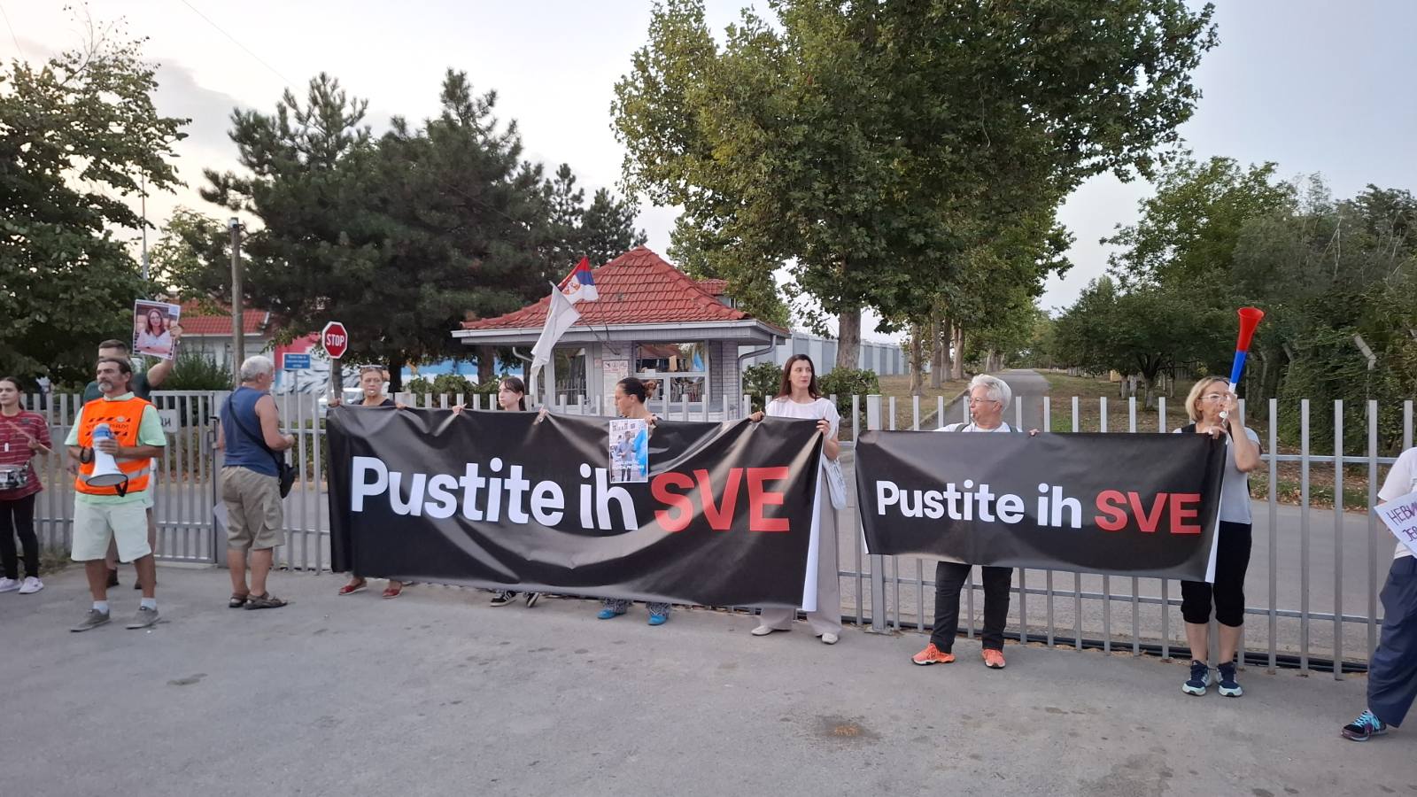 Nakon protesta ispred zatvora na Klisi, organizovano gledanje Srbije na Evrobasketu ispred Filozofskog fakulteta (VIDEO) 2 Nakon protesta ispred zatvora na Klisi, organizovano gledanje Srbije na Evrobasketu ispred Filozofskog fakulteta (VIDEO) 2