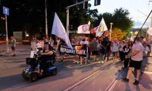 Na poziv više beogradskih zborova i studenata, oko 20 časova počelo je protest na Autokomandi, nakon čega su okupljeni krenuli u protestnu šetnju do zgrade u kojoj stanuje premijer Đuro Macut, pa produžili do adrese Vladimira Đukanovića. Protest je završen sa 16 minuta tišine na Trošarini.