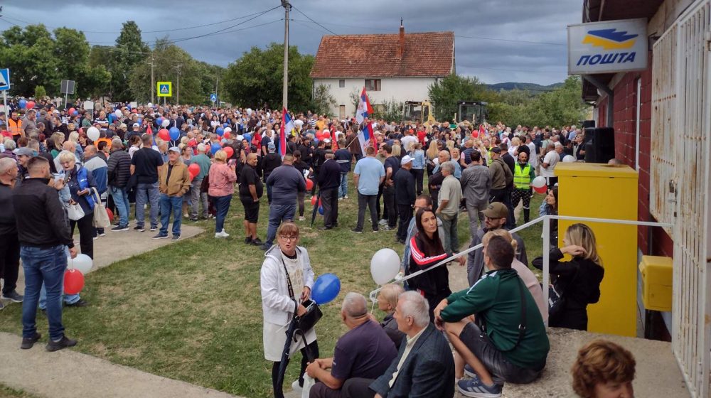 Skupovi protiv blokada: Premijer Macut na skupu u Zemunu, u Novom Sadu došlo do tuče među pristalicama SNS (VIDEO) 1