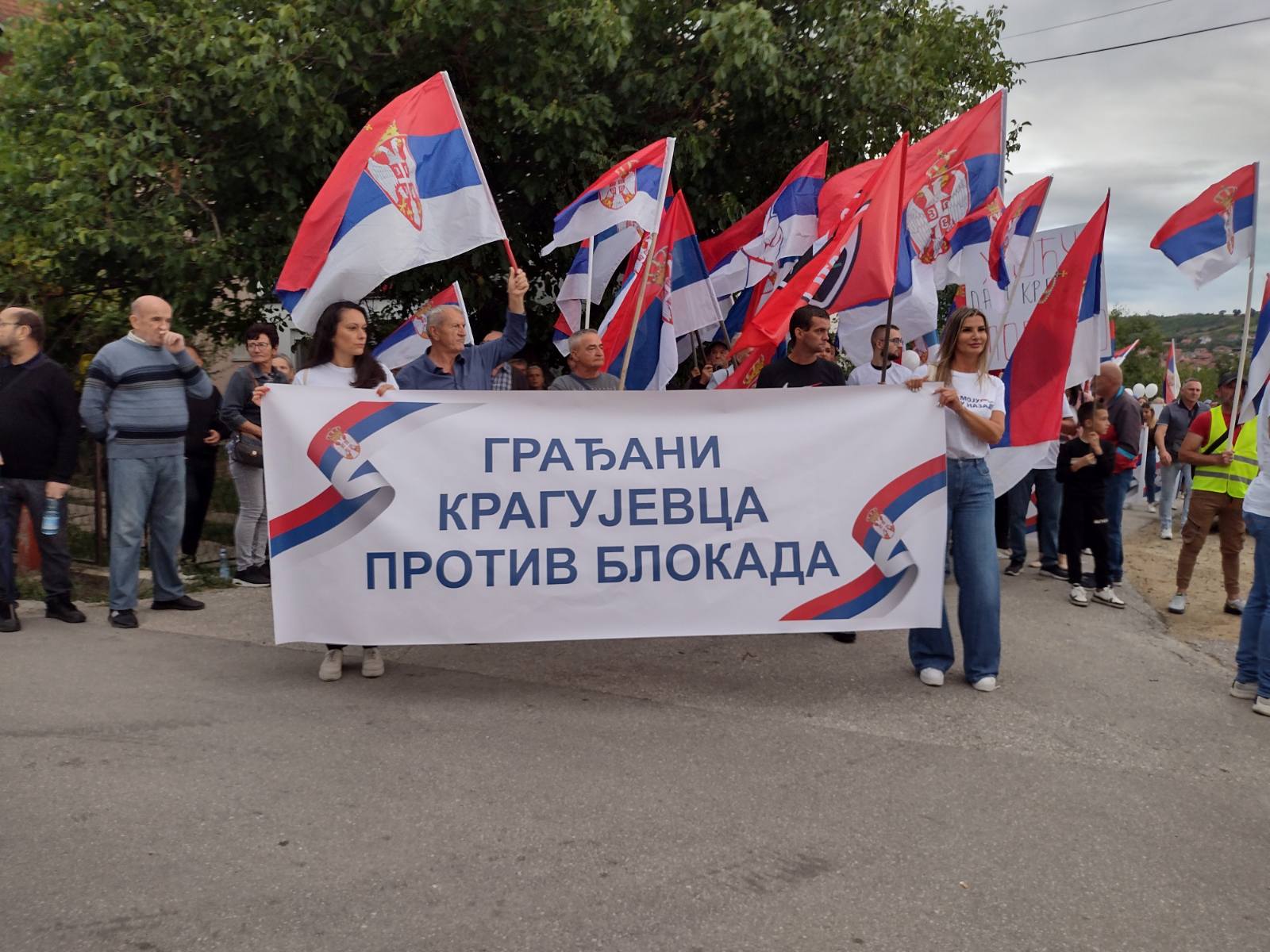 Skupovi protiv blokada: Premijer Macut na skupu u Zemunu, u Novom Sadu došlo do tuče među pristalicama SNS (VIDEO) 4