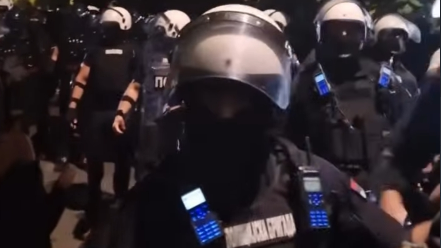 MUP se oglasio o skupu ispred prostorija SNS u Zemunu 1