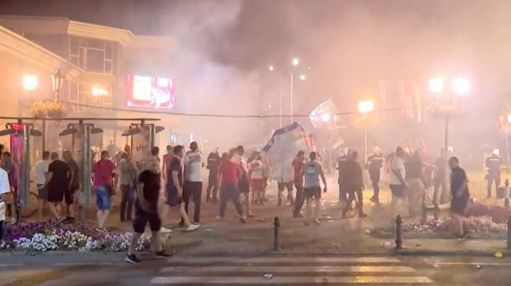 Asistent snimatelja televizije N1 dva puta pogođen kamenom na protestu u Vrbasu 1