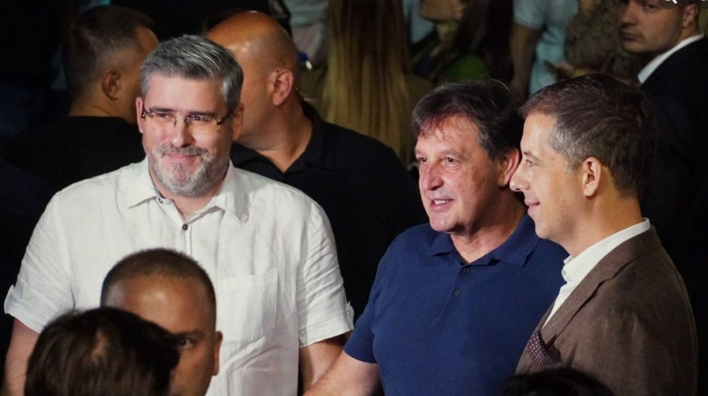 Ministri i funkcioneri SNS-a ispred Skupštine: Uz razgovor i utakmicu Crvene zvezde 1