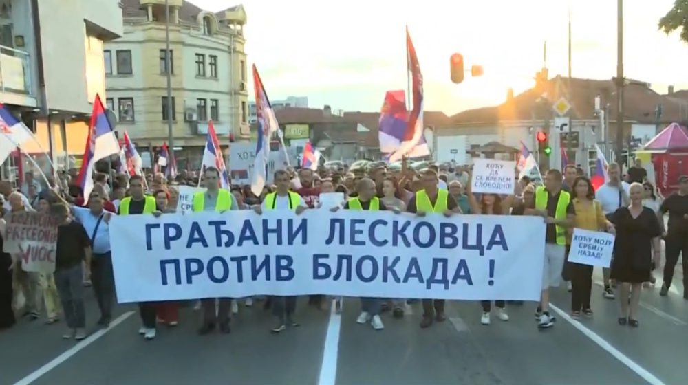 Pristalice SNS u više gradova Srbije: Na skupu protiv blokada naprednjaci blokirali ulice u Leskovcu, policija legitimisala građane zbog pištaljki 1