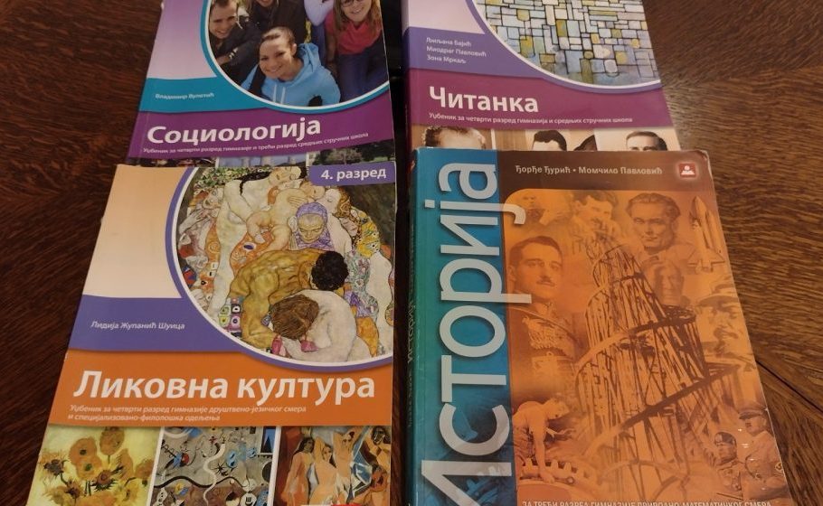 U Nišu počela uplata pomoći od 20.000 dinara roditeljima osnovaca za kupovinu udžbenika 1