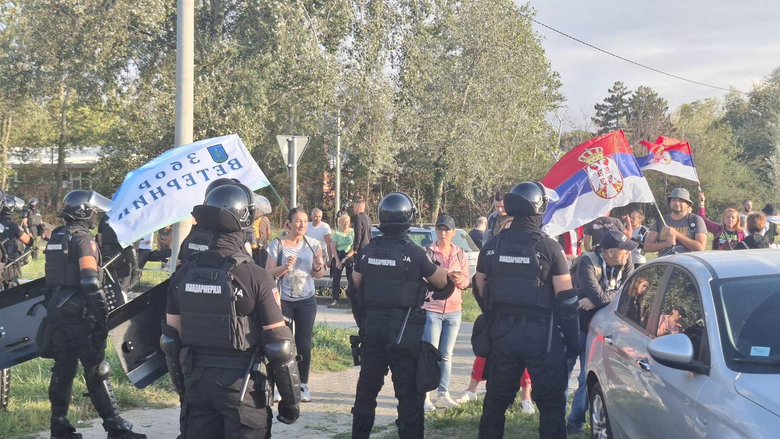 Skupovi protiv blokada: Premijer Macut na skupu u Zemunu, u Novom Sadu došlo do tuče među pristalicama SNS (VIDEO) 2