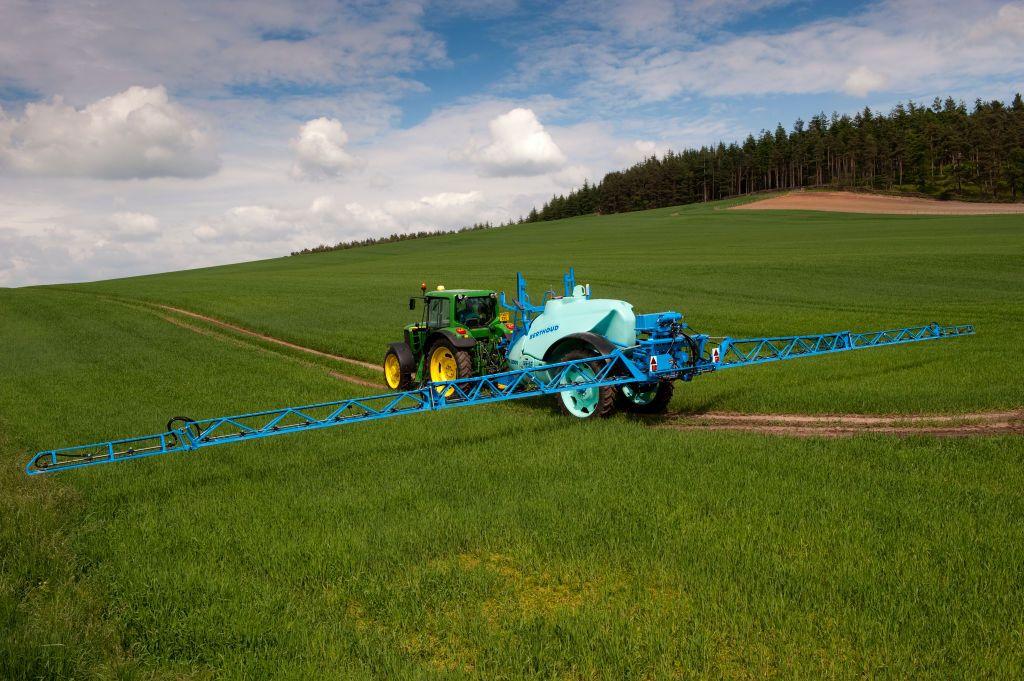 Možemo li da zaustavimo smrtonosne gljivice 4 njiva, traktor na njivi