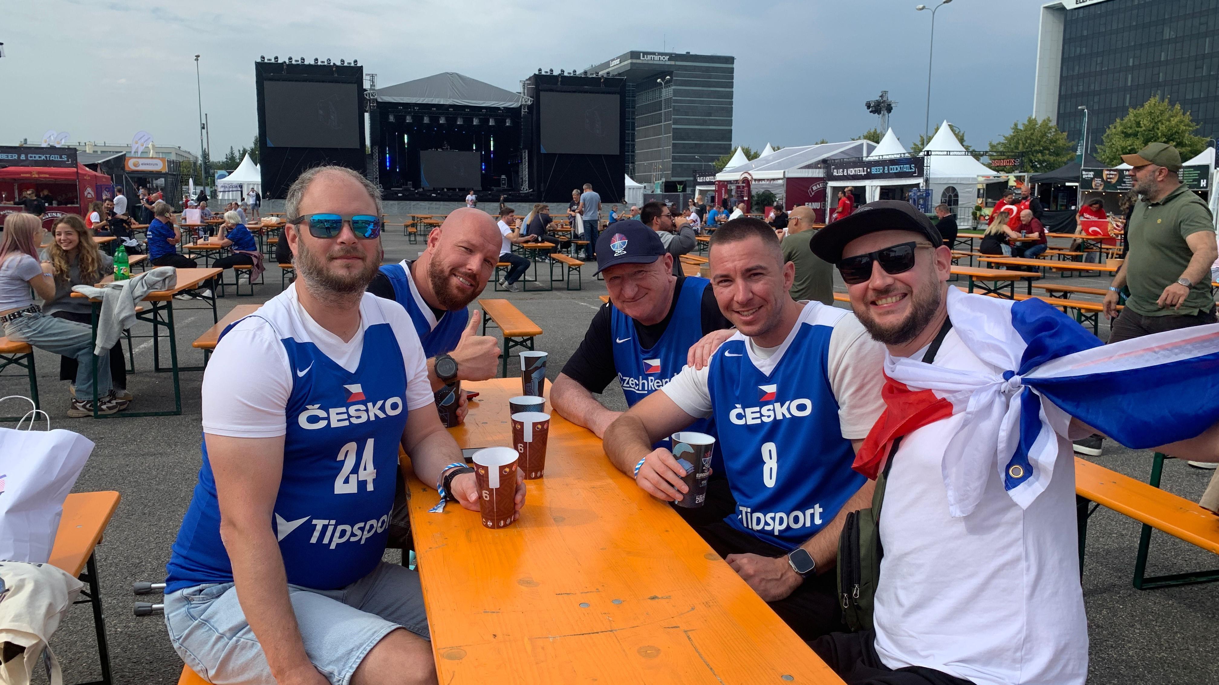 BBC u fan zoni Evrobasketa: Stopiranje, podrška iz dijaspore i burger na vatri 1 Filip ( prvi levo) sa prijateljima uoči utakmice Češka - Turska