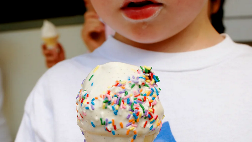 Potraga za sladoledom koji se ne topi 1 Devojčica drži beli sladoled posut šarenim posipom u rukama koji joj se topi preko prstiju