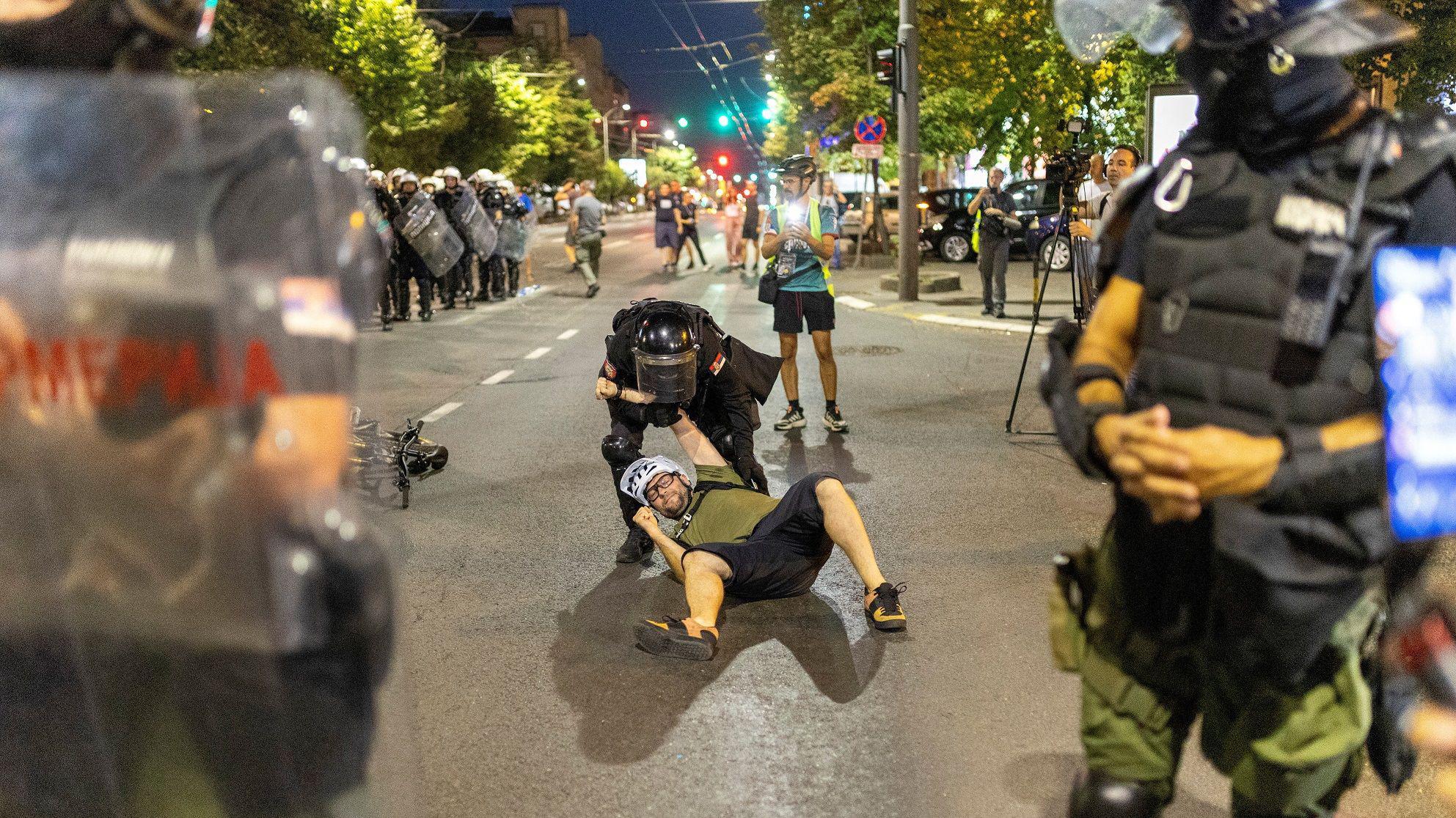 Neredi u Srbiji: Policija pretukla momka u Valjevu, demolirane prostorije SNS 2 Policija vuče muškarca na ulici