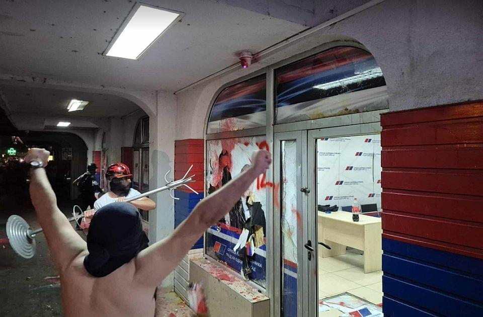 Neredi u Srbiji: Demolirane prostorije SNS, policija pretukla momka u Valjevu 7 Dva muškarca ispred razbijenih prostorija SNS-a u Novom Sadu