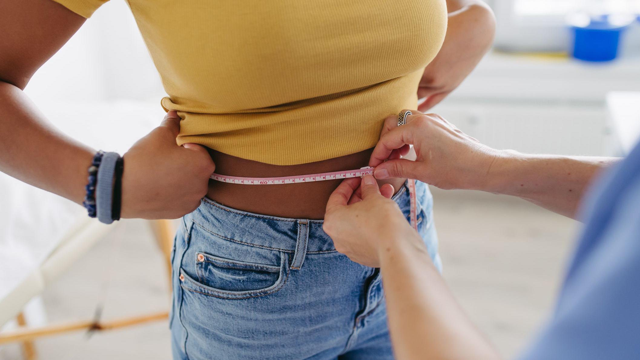 merenje struka, žena meri struk drugoj ženi, stas