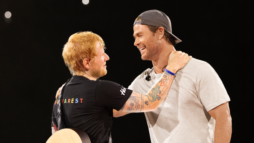 Hemsvort se pridružio Edu Širanu na bini u Rumuniji prošle godine nakon što je naučio da svira bubnjeve 