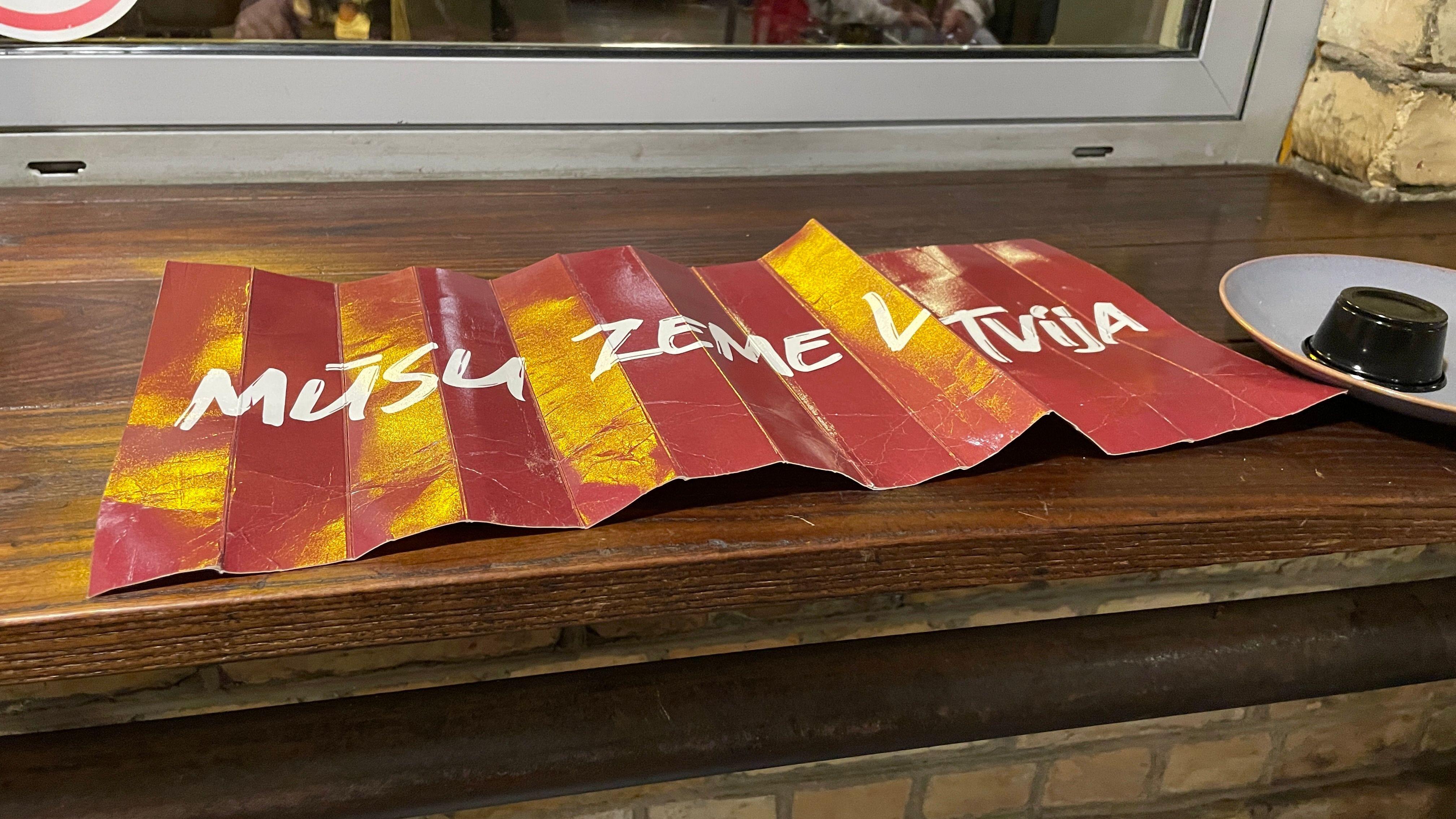 'Musu zeme Latvija' domaći navijači često uzvikuju, što u prevodu na srpski znači: 'Naša zemlja Letonija'